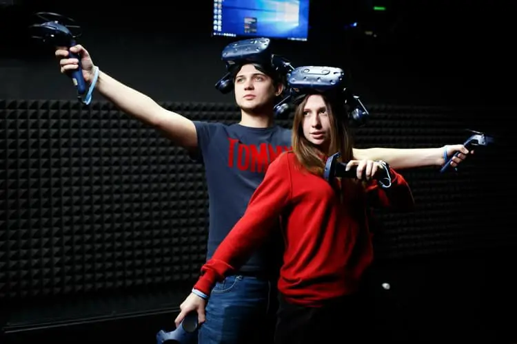 couple playing with vr